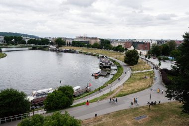 Krakow, Polonya - 08 Temmuz 2025: Krakow, Polonya 'daki Riverside Vistula manzarası, yolları, yemyeşil ve su aktiviteleri