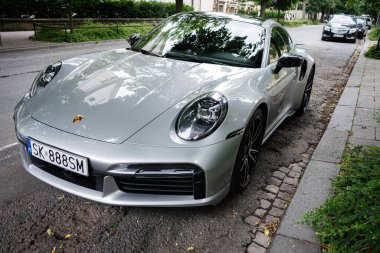 Krakow, Polonya - 08 Temmuz 2025: Zarif gümüş spor Porsche 992 911 Turbo S 