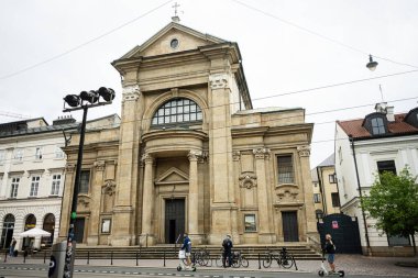 Krakow, Polonya - 08 Temmuz 2025: Polonya 'nın Krakow kentsel çevresi ve ziyaretçilerle çevrili İkonik Aziz Paul Kilisesi.