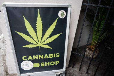 Krakow, Polonya - 8 Temmuz 2025: Esrar dükkanı tabelaları Polonya 'nın Krakow kentinde sergilenmekte.