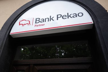 Krakow, Polonya - 08 Temmuz 2025: Polonya 'nın Krakow kentinde Pekao Bankası' nın ortaklık anlaşması.
