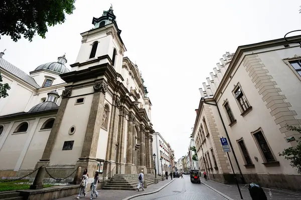 Krakow, Polonya - 8 Temmuz 2025: St. Anne Barok Kilisesi ve Polonya 'nın Krakow kentindeki kaldırım taşı caddesi, tarihi kent cazibesini sunar