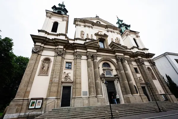 Krakow, Polonya - 08 Temmuz 2025: Krakow, Polonya 'da karmaşık mimari detaylarla dolu tarihi St. Anne Kilisesi.
