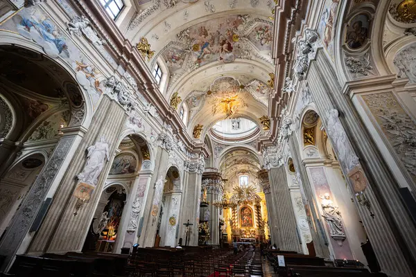 Krakow, Polonya - 08 Temmuz 2025: Barok tarzı St. Anne Kilisesi Krakow, Polonya 'da ayrıntılı dekorasyonlar ve ayrıntılı mimari.