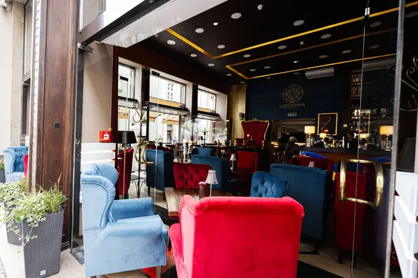 Krakow, Polonya - 08 Temmuz 2025: Krakow 'da renkli koltuklar ve rahat bir atmosfer