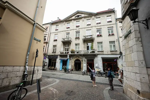 Krakow, Polonya - 08 Temmuz 2025: Polonya 'nın Krakow kentinde Golebia Caddesi' nin şehir manzarası benzersiz cazibesini vurguluyor.