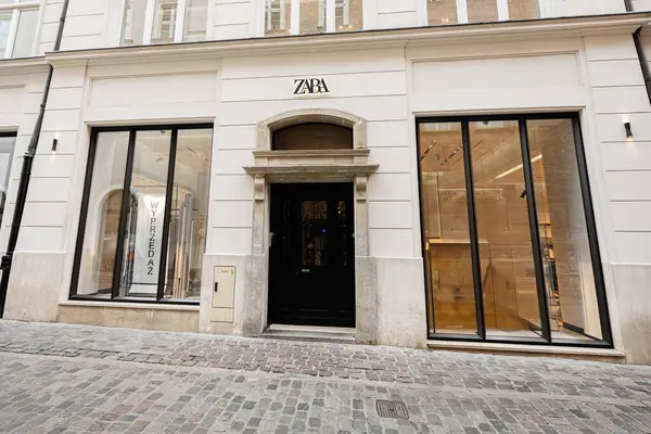 Krakow, Polonya - 8 Temmuz 2025: Krakow Zara tarihi ambiyansı ve kaldırım taşı sokak ile modern mimarinin ön cephesi.