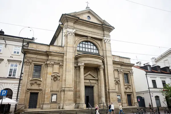 Krakow, Polonya - 08 Temmuz 2025: Polonya 'nın Krakow kentinde bulunan tarihi Aziz Paul Kilisesi' nin güzel bir dış görünüşü