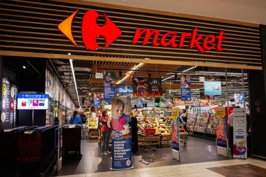 Krakow, Polonya - 8 Temmuz 2025: Polonya 'nın Krakow kentindeki Carrefour süpermarket girişinde üretim ve hareketli alışveriş faaliyetleri