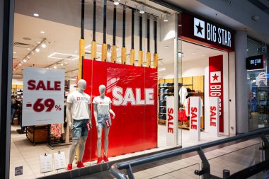 Krakow, Polonya - 08 Temmuz 2025: Krakow, Polonya 'daki giyim mağazası Big Star indirimli ve modaya uygun kıyafetler sergiliyor