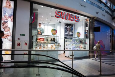 Krakow, Polonya - 08 Temmuz 2025: Krakow alışveriş merkezinde modern moda ve satış ürünleri sergileyen şık bir saat mağazası.