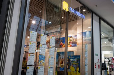 Krakow, Polonya - 08 Temmuz 2025: Renkli seyahat acentesi Gökkuşağı ofisi teklifleri ve Polonya 'nın Krakow kentinde canlı bir tasarım sunuyor