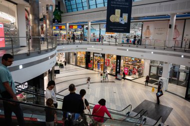 Krakow, Polonya - 8 Temmuz 2025: Krakow Polonya 'daki mağazaları keşfeden insanlarla iki katlı alışveriş merkezi