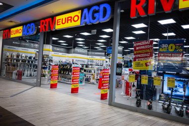 Krakow, Polonya - 08 Temmuz 2025: Modern elektronik mağazası RTV Euro AGD tanıtım tabelalarıyla Polonya 'nın Krakow kentinde yer almaktadır