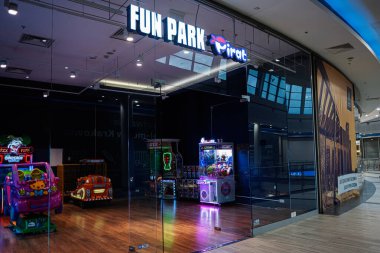 Krakow, Polonya - 08 Temmuz 2025: Eğlence parkının iç kısımları eğlence dolu bir atmosferde canlı binişler ve oyunlar sergiliyor