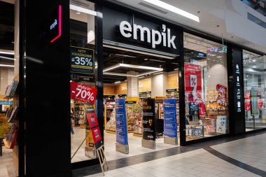 Krakow, Polonya - 08 Temmuz 2025: Krakow Polonya 'daki Empik perakende mağazasının önü kitap ve medya sunuyor