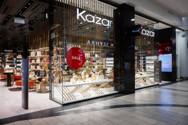 Krakow, Polonya - 08 Temmuz 2025: Satış tabelası, aydınlatılmış vitrinleri ve Polonya 'nın Krakow kentindeki zarif tasarımı ile modern Kazar mağazası