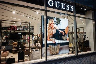 Krakow, Polonya - 08 Temmuz 2025: Krakow 'da mağazanın dış ürünleri ve aksesuarları