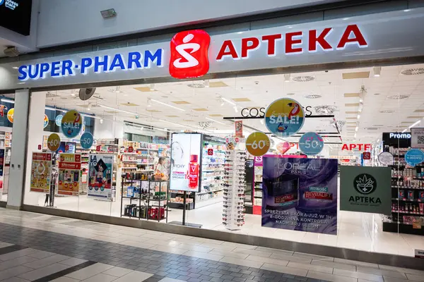 Krakow, Polonya - 08 Temmuz 2025: Polonya 'nın Krakow kentindeki modern Super-Pharm eczane vitrinleri ve tanıtım tabelaları