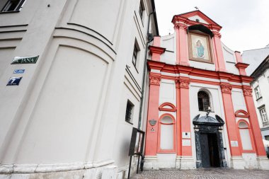 Vaftizci Aziz John 'un kırmızı ve beyaz tarihi kilisesi ve Polonya' nın Krakow kentindeki mimari detaylarla dolu Evangelist Aziz John cephesi. Sunum Kardeşler Kilisesi