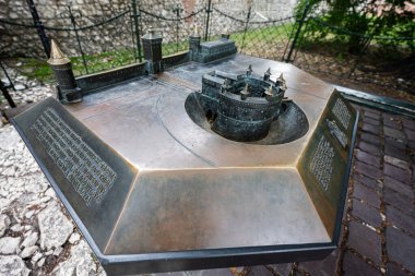 Polonya 'nın Krakow kentindeki tarihi mimariyi gösteren ayrıntılı bronz model açık havada sergileniyor.