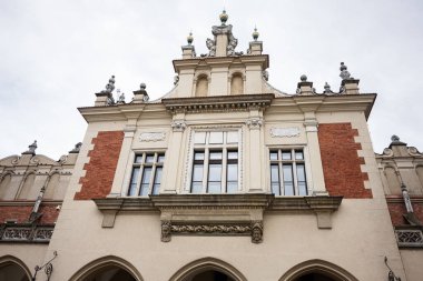 Polonya 'nın Krakow kentindeki tarihi bir binanın cephesinde karmaşık mimari heykeller sergileniyor..