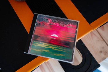 Lymshory, Ukrayna - 31 Temmuz 2025: Müzik CD 'sinin Kapanışı The Shadows Themes & Dreams with enerjik albüm sanatsal çalışmaları