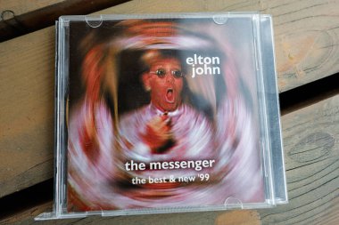 Lymshory, Ukrayna - 31 Temmuz 2025: Elton John 'un müzik CD' si Plastik mücevher kutusu ile 'The Messenger' 1999.