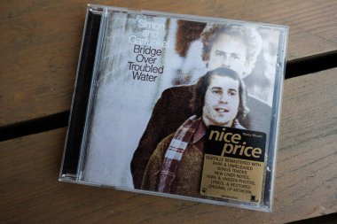 Lymshory, Ukrayna - 31 Temmuz 2025: Simon ve Garfunkel Bridge Over Troubled Water albümünün CD 'si tahtada sergilendi