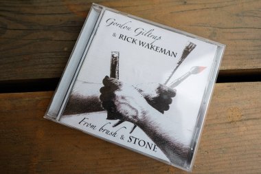 Lymshory, Ukrayna - 31 Temmuz 2025: Ahşap yüzey üzerinde Fırça ve Taştan başlıklı bir müzik CD 'sinin yakın çekimi