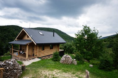 Huzurlu, doğal bir çevresi olan tepelere kurulmuş bir kır kulübesi..