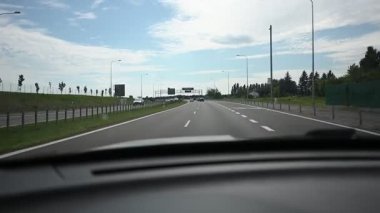 Rzeszow, Polonya - 21 Ağustos 2025: Polonya yakınlarındaki modern bir otoyolda pürüzsüz bir yolculuk deneyimi.