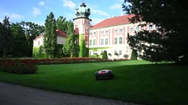 Modern bir robot çim biçme makinesi Polonya 'daki muhteşem Lancut Kalesi' nin el değmemiş çimlerini buduyor..