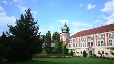 Etkileyici bir akut kale manzarası, Polonya 'nın büyük tarihi simgesi..