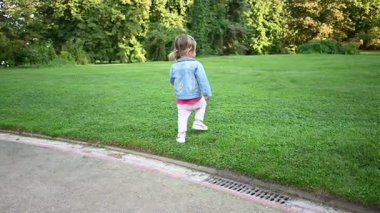 Meraklı bir çocuk, Polonya 'nın Lancut kentindeki engin yeşil bir parkı keşfediyor..