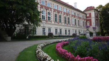 Polonya 'daki görkemli Lancut Kalesi' nin huzurlu manzarası canlı ve renkli çiçeklerle çevrili..