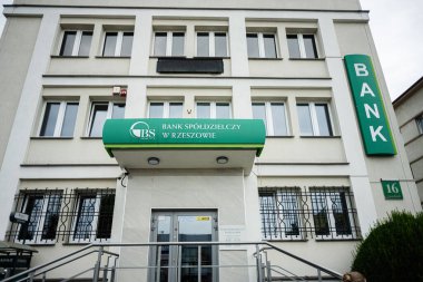 Rzeszow, Polonya - 21 Ağustos 2025: Polonya 'nın Rzeszow kentindeki Kooperatif BS banka binası.