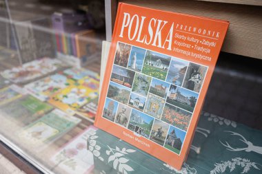 Rzeszow, Polonya - 21 Ağustos 2025: Polonya 'nın mirası ve eserleri hakkında kılavuz kitap Rzeszow' da bir mağaza vitrininde sergilendi.