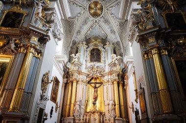 Rzeszow, Polonya - 21 Ağustos 2025: Polonya 'nın Rzeszow kentinde dini mimari sergilenen Kutsal Haç iç mimarisinin karmaşık altın ve beyaz kilisesi