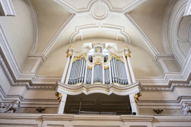 Rzeszow, Polonya - 21 Ağustos 2025: Polonya 'nın Rzeszow kentindeki Kutsal Haç kilisesi içindeki çarpıcı bir barok organın ayrıntıları