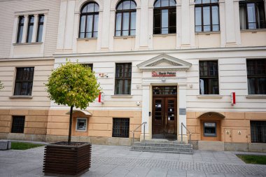 Rzeszow, Polonya - 21 Ağustos 2025: Pekao bankası şehir bölgesinde küçük yeşil bir kare ile dış bina