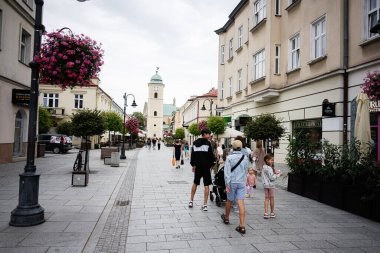 Rzeszow, Polonya - 21 Ağustos 2025: Rzeszow, Polonya 'da yayalar, canlı çiçekler ve tarihi binalar.
