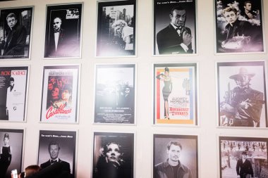 Rzeszow, Polonya - 21 Ağustos 2025: Rzeszow, Polonya 'da bir duvarı süsleyen ikonik film posterleri koleksiyonu.