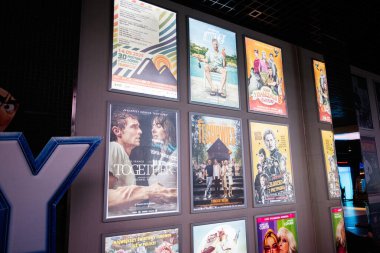 Rzeszow, Polonya - 21 Ağustos 2025: Rzeszow 'da bir sinema duvarında sergilenen ışıklı film posterleri koleksiyonu.
