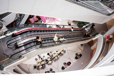 Rzeszow, Polonya - 21 Ağustos 2025: Polonya 'nın Galeria Rzeszow kentindeki canlı bir alışveriş merkezinde insanlar katlar arasında taşınıyor