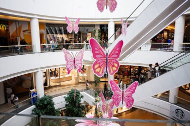 Rzeszow, Polonya - 21 Ağustos 2025: Merkezi Galeria Rzeszow Polonya 'da pembe kelebek dekorasyonlarının yer aldığı canlı bir alışveriş merkezi