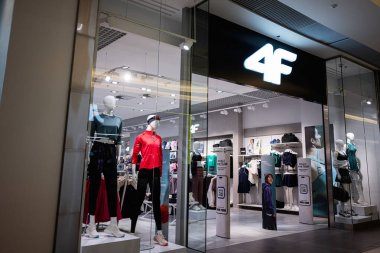 Rzeszow, Polonya - 21 Ağustos 2025: Rzeszow Polonya 'da moda mağazası 4F Modern ortamlarda giysi sergileri ve mankenler