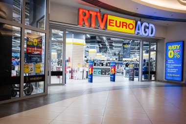 Rzeszow, Polonya - 21 Ağustos 2025: Rzeszow, Polonya 'da bir perakende elektronik mağazası RTV Euro AGD, parlak tabelalı ve tanıtımlı