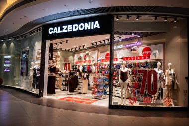 Rzeszow, Polonya - 21 Ağustos 2025: Rzeszow, Polonya 'da perakende mağazası moda ürünleri ve indirimleri modern tarzda sergiliyor.