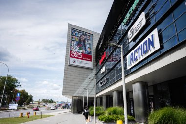 Rzeszow, Polonya - 21 Ağustos 2025: Bulutlu bir gökyüzü altında göze çarpan reklamlarla, dış Galeria Rzeszow 'un çağdaş inşası.